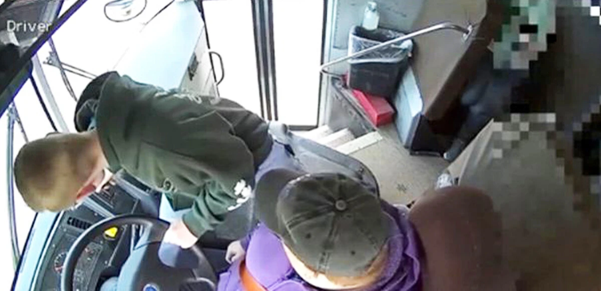 Kahraman ilan edildi! Okul servisi şoförü direksiyon başında bayıldı, küçük çocuk arkadaşlarını kurtardı