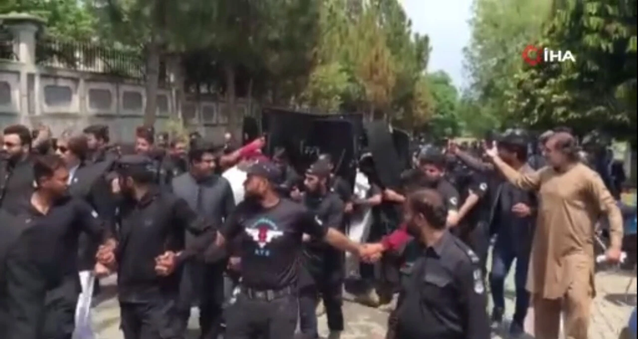 Pakistan'ın eski Başbakanı Imran Khan zırhlı kalkanlarla mahkemeye getirildi