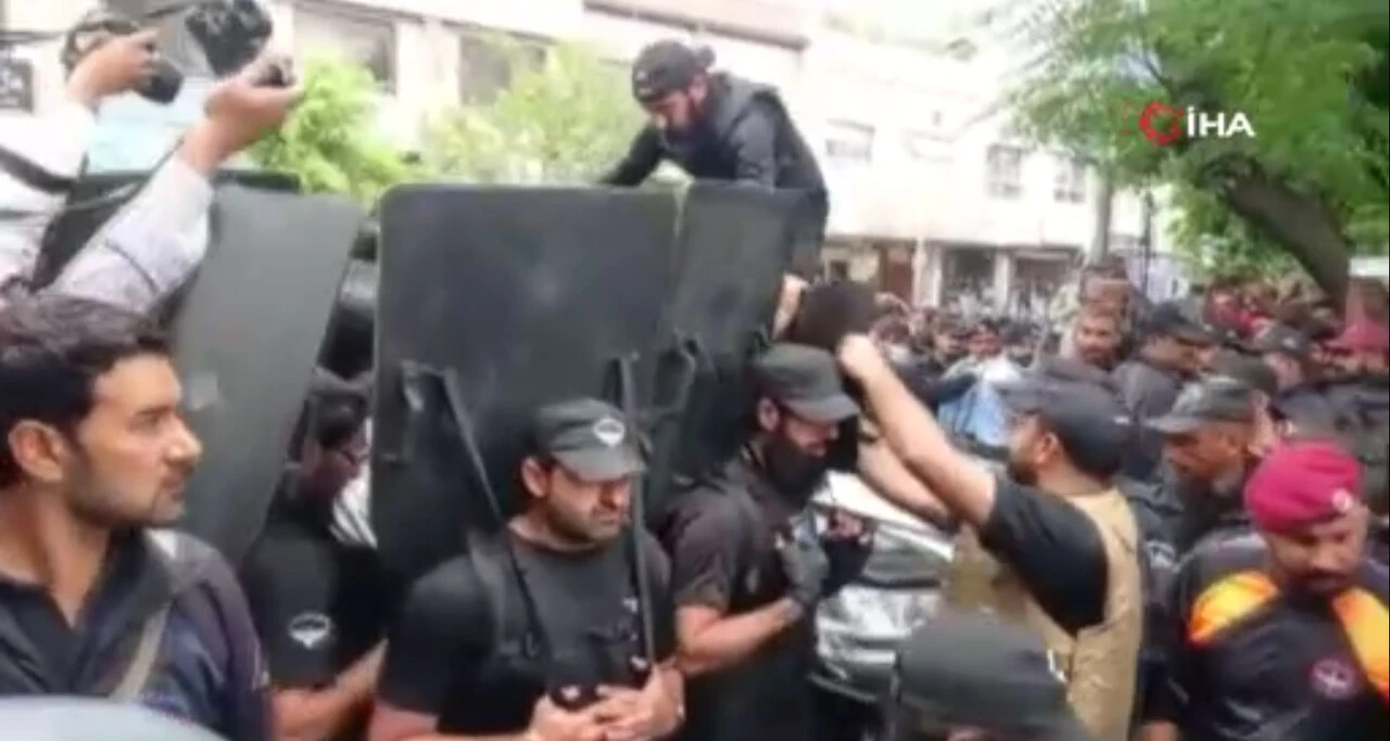 Pakistan'ın eski Başbakanı Imran Khan zırhlı kalkanlarla mahkemeye getirildi