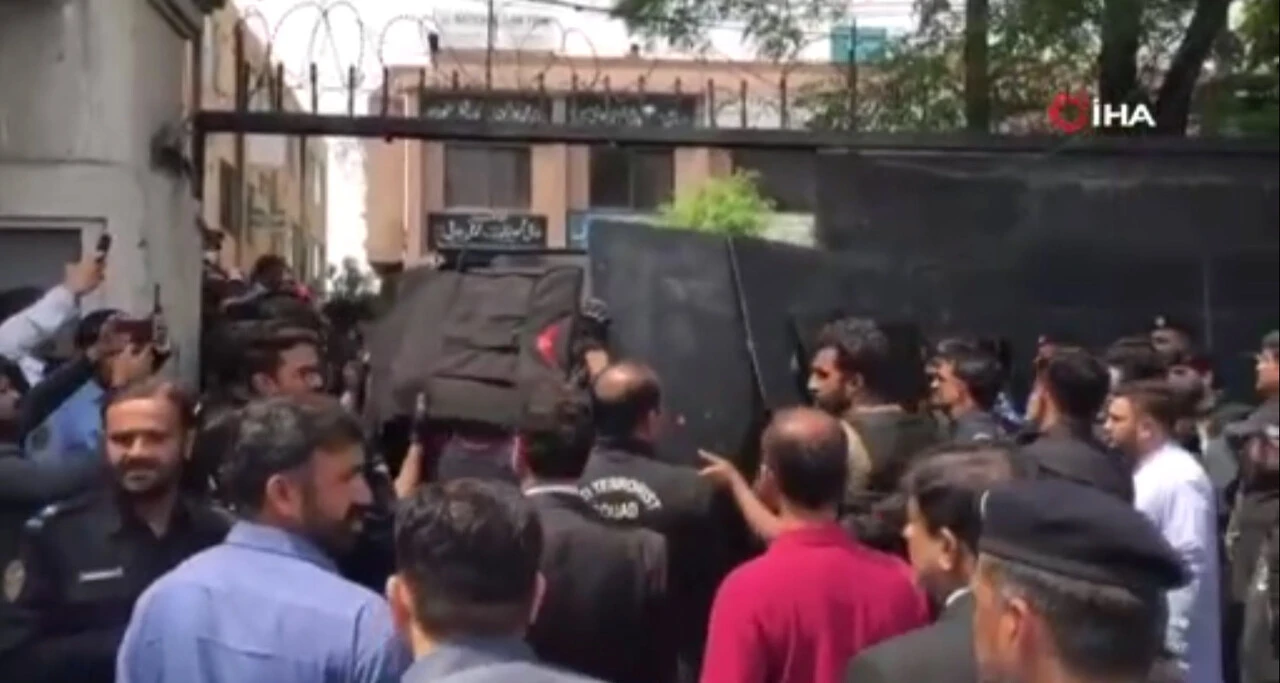 Pakistan'ın eski Başbakanı Imran Khan zırhlı kalkanlarla mahkemeye getirildi