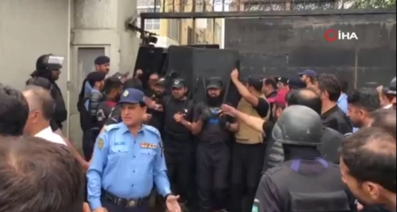 Pakistan'ın eski Başbakanı Imran Khan zırhlı kalkanlarla mahkemeye getirildi