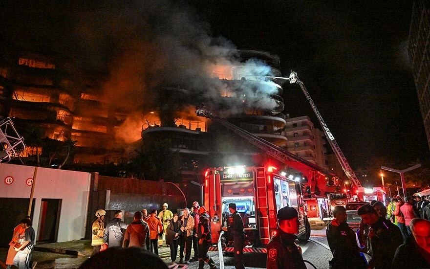 Son dakika! İzmir Narlıdere'deki yangında can pazarı: Korkunç görüntüler kameralara böyle yansıdı