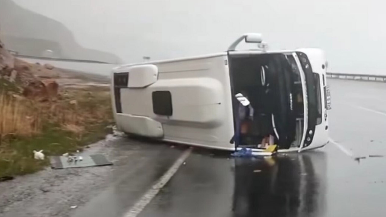 Van’da trafik kazası: 16 yaralı