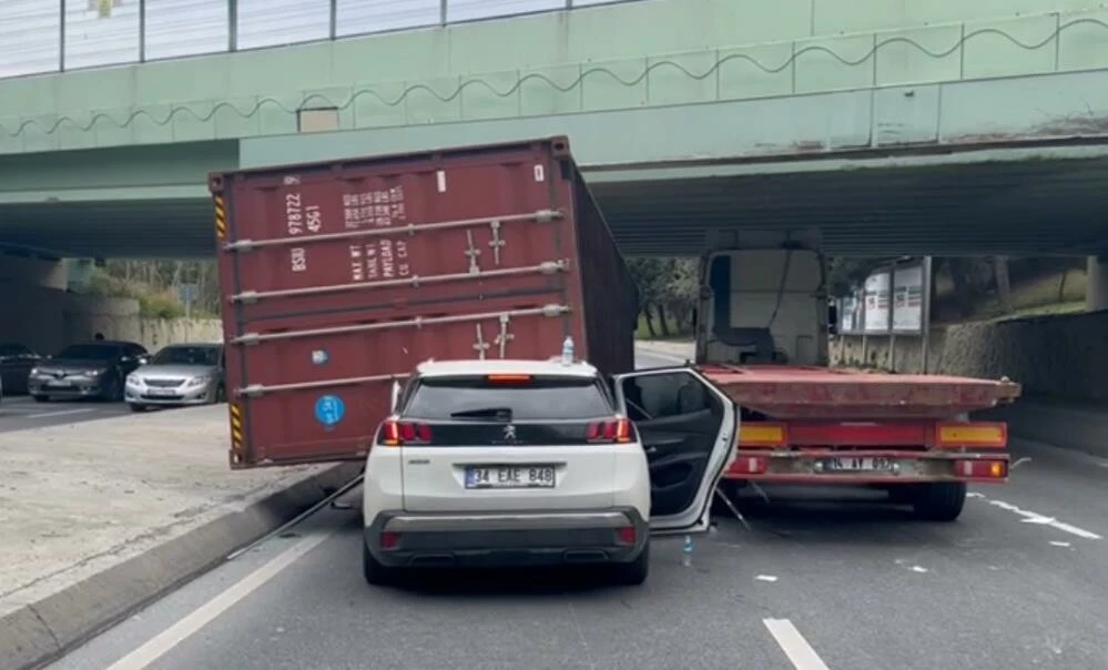 Anadolu Efes'in yıldız oyuncusu Bryant Dunston kaza geçirdi! Tır dorsesi devrildi