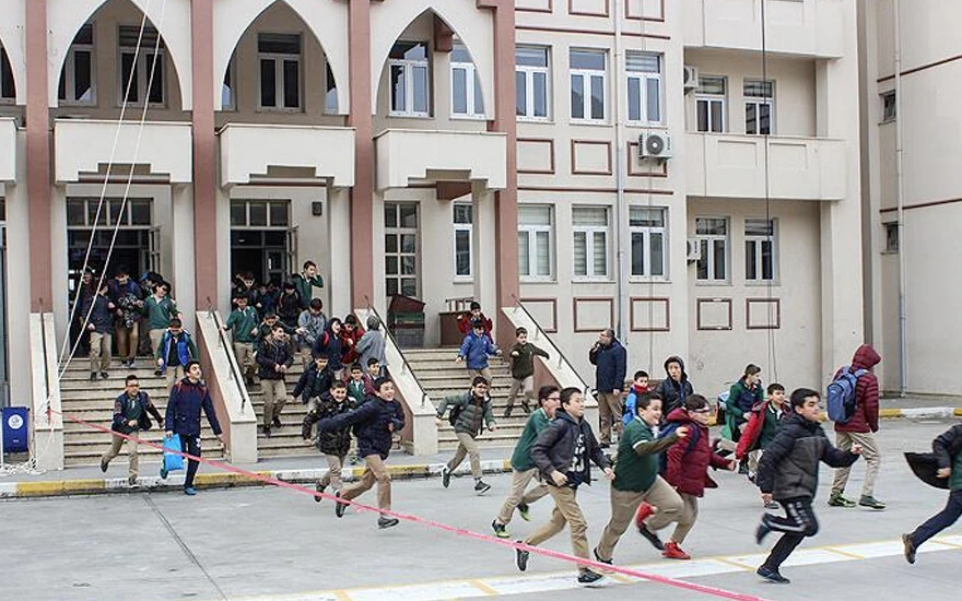 Bakan Özer duyurdu: Deprem bölgesinde sınıfta kalma olmayacak