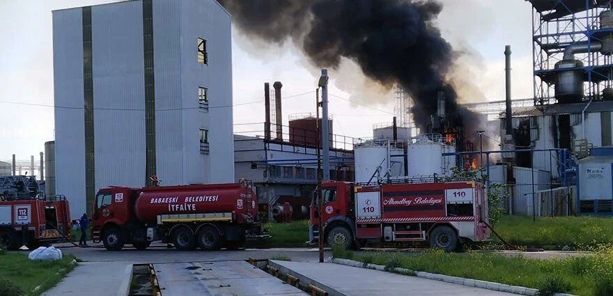 Kimya fabrikasında büyük yangın! Su ile söndürülemedi, çevre illerden yardım istendi