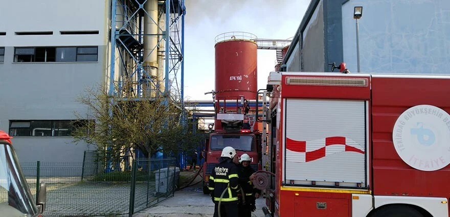 Kimya fabrikasında büyük yangın! Su ile söndürülemedi, çevre illerden yardım istendi