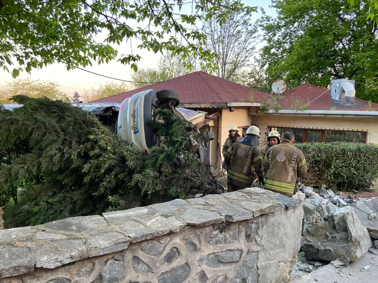 Bahçelievler’de feci kaza: Otomobil kafenin bahçesine uçtu