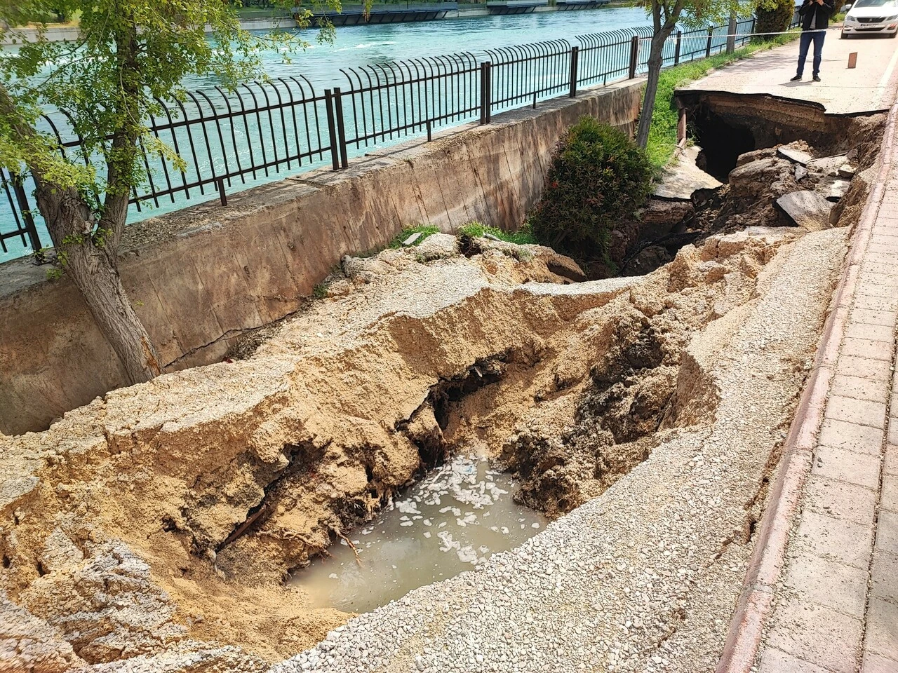 Sağanak yağışlar, Seyhan Nehri kenarında göçük oluşturdu
