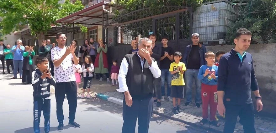 Kapıya teslim yerli otomobil! Togg'lar TIR'lara yüklenip hak sahiplerinin evlerine kadar götürüldü