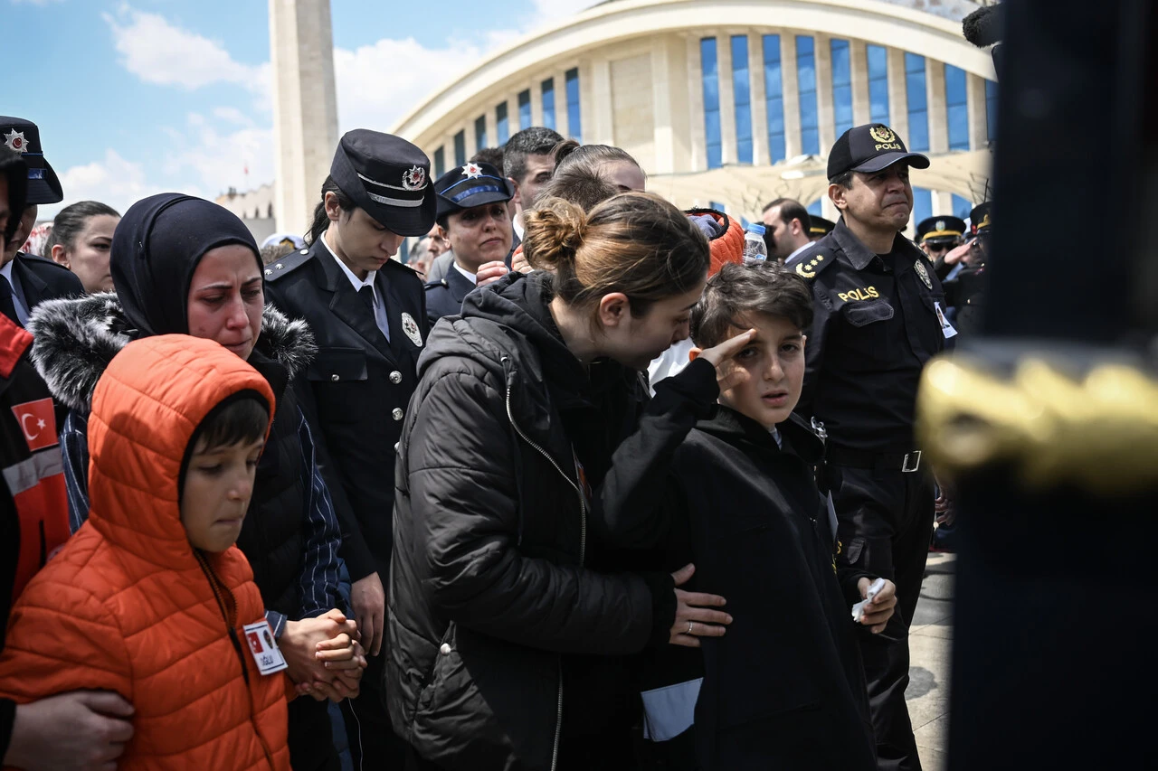 En acı görev... Suriye'de şehit olan polis memurları Özgür Barçın ve Resul Barutçu'ya veda