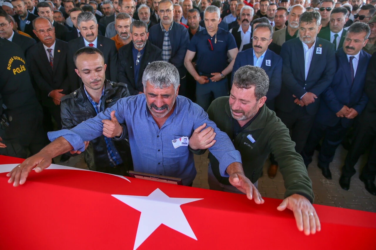 En acı görev... Suriye'de şehit olan polis memurları Özgür Barçın ve Resul Barutçu'ya veda