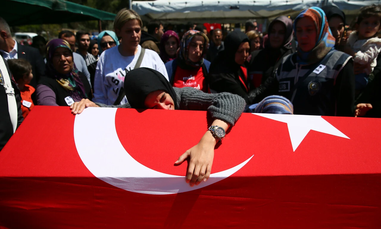 En acı görev... Suriye'de şehit olan polis memurları Özgür Barçın ve Resul Barutçu'ya veda