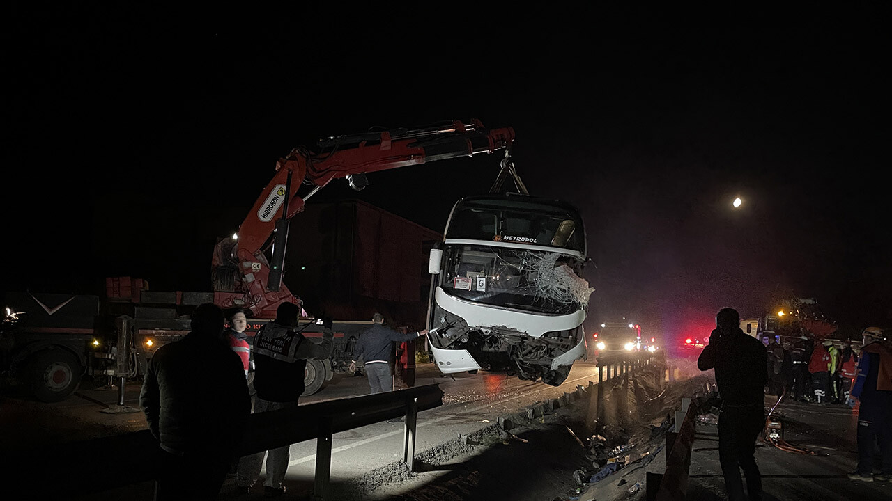 Bursa’da öğrencilerin olduğu tur otobüsü devrildi: Ölü ve yaralılar var