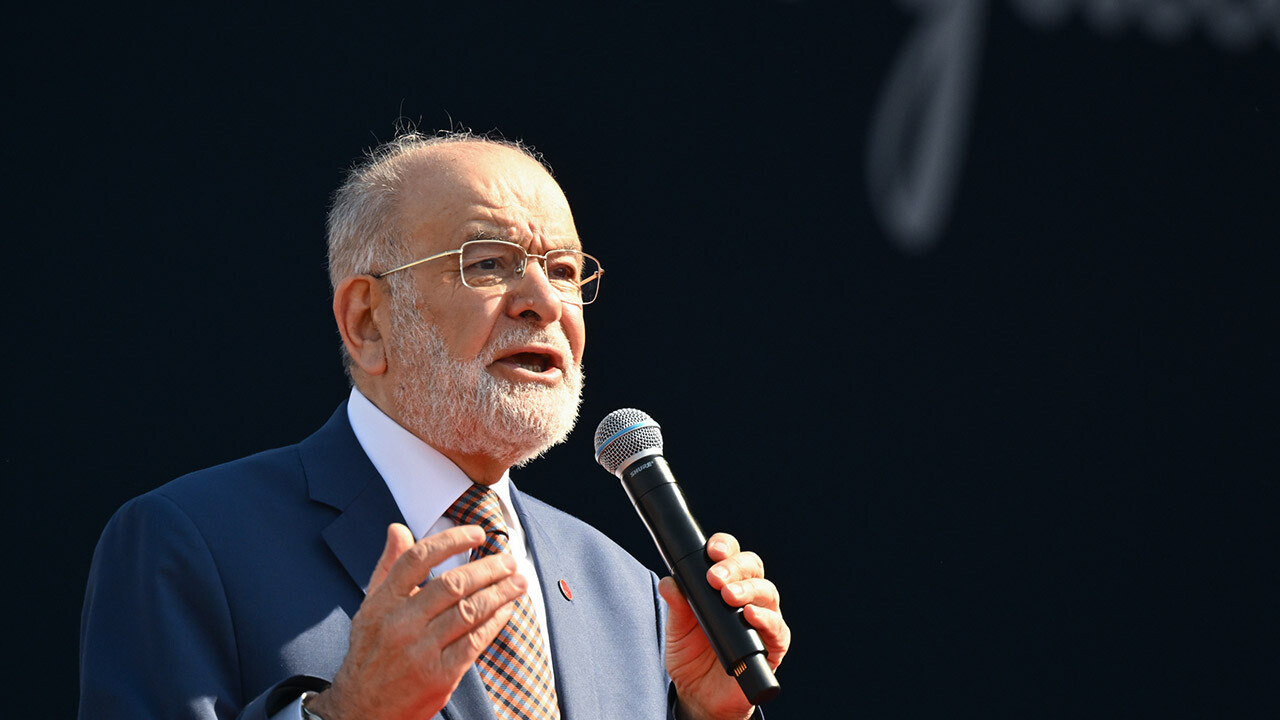 Temel Karamollaoğlu’ndan İzmir’de ‘Sivas’ gafı! Kısa sürede fark ederek toplamaya çalıştı