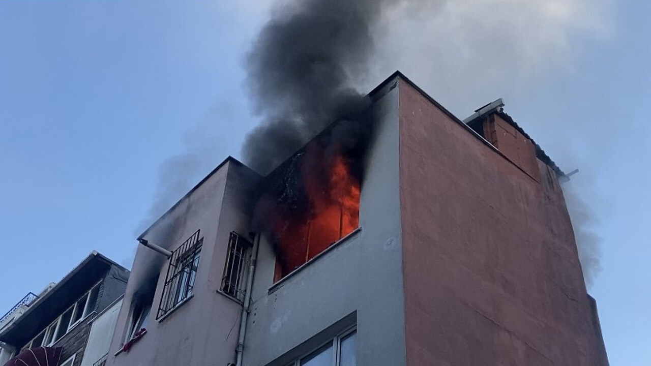 Beyoğlu&#039;nda korkutan yangın: Çatı katı alev alev yandı