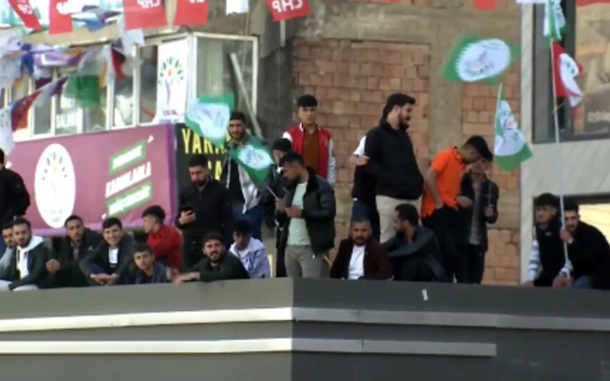 Kılıçdaroğlu'nun Van mitinginde CHP-HDP bayrakları yan yana Kılıçdaroğlu'nun Van mitinginde CHP-HDP bayrakları yan yana