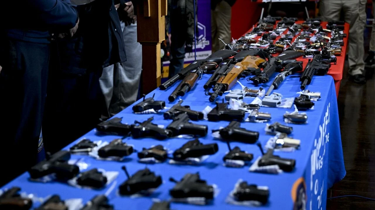 Binlerce kişi katıldı! Silahını teslim edene para ödülü