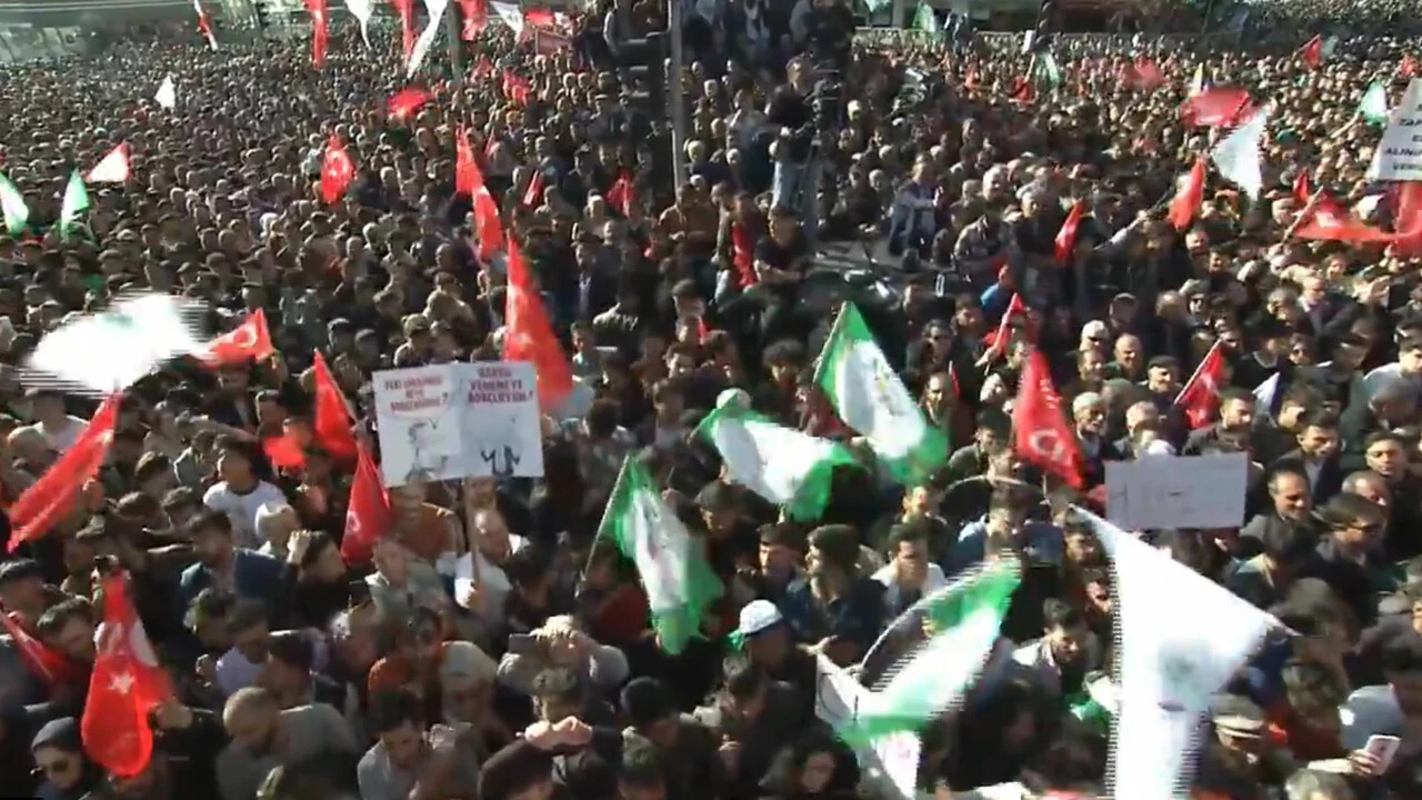 Kılıçdaroğlu'nun Van mitinginde CHP-HDP bayrakları yan yana Kılıçdaroğlu'nun Van mitinginde CHP-HDP bayrakları yan yana