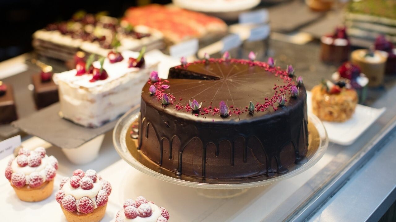 Pastanedeki pastaların yüzüne bakmayacaksınız! İşte kekinizi pastadan lezzetli yapan şeflerin bildiği malzeme!