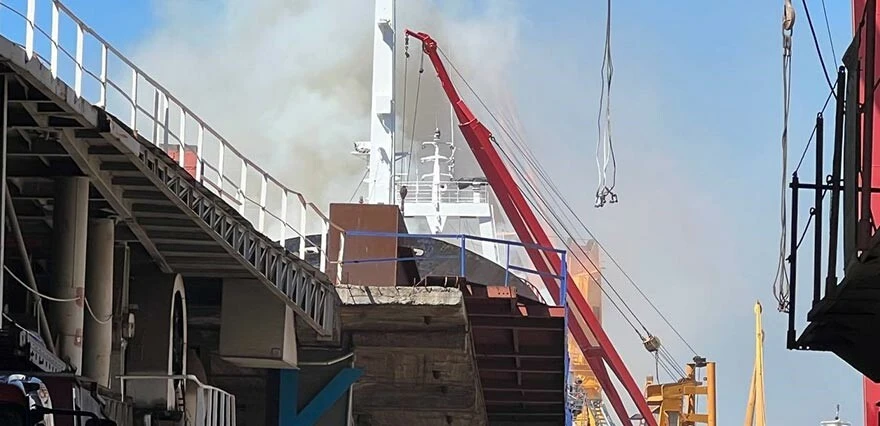 Tuzla'da tersanede gemi yangını!
