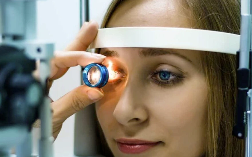 Körlüğe kadar gidiyor! Uzmanlar bu belirtilere karşı uyarıyor