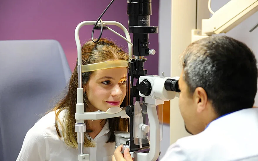 Körlüğe kadar gidiyor! Uzmanlar bu belirtilere karşı uyarıyor