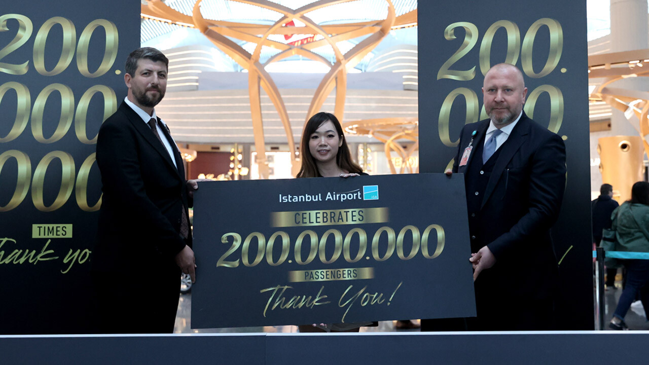 İstanbul Havalimanı&#039;nın 200 milyonuncusu oldu! Hediyesiz kalmadı