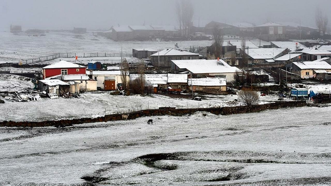 Kars ve Ardahan&#039;da mayısta kar sürprizi! Sürücüler zor anlar yaşadı