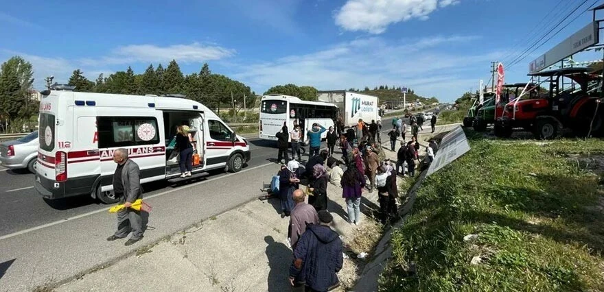 Midibüs, kamyona çarptı! Ortalık savaş alanına döndü: 4'ü ağır 34 yaralı
