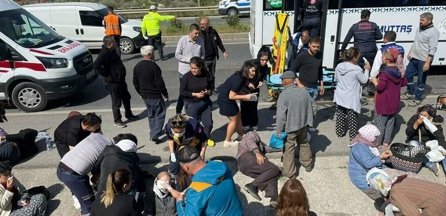 Midibüs, kamyona çarptı! Ortalık savaş alanına döndü: 4'ü ağır 34 yaralı