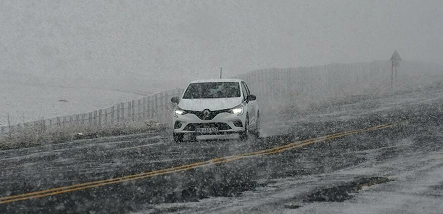 Kars ve Ardahan'da mayısta kar sürprizi! Sürücüler zor anlar yaşadı