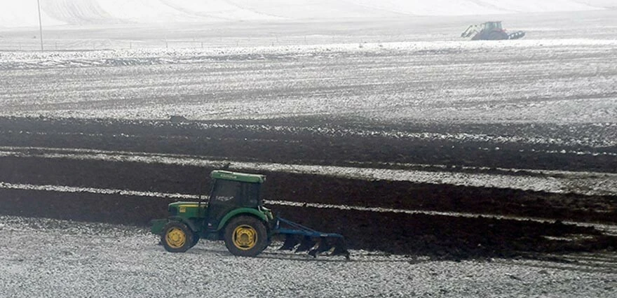 Kars ve Ardahan'da mayısta kar sürprizi! Sürücüler zor anlar yaşadı