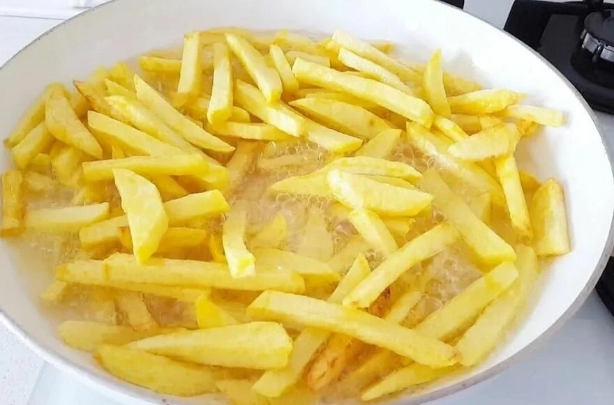 Kimse bu püf noktayı bilmiyor! İşte yağ çekmeyen ve yapışmayan patates kızartmasının gizli formülü!