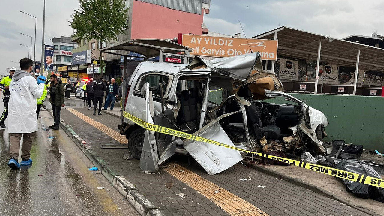 Bursa’da genç sürücünün kullandığı araç ikiye bölündü: Ölü ve yaralı var