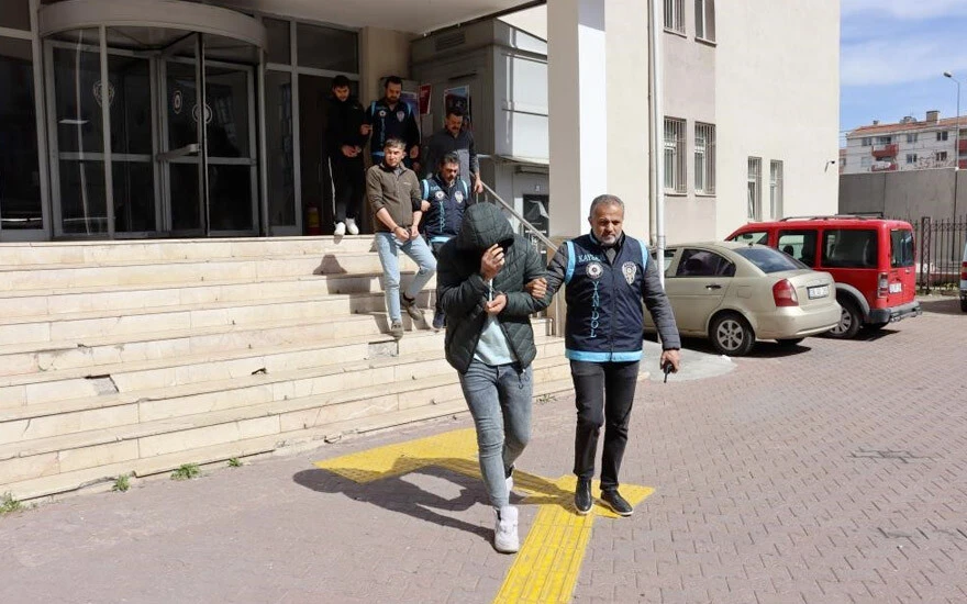 Dolandırıcılar daha ikna edici olsun diye akılalmaz bir yönteme başvurdu