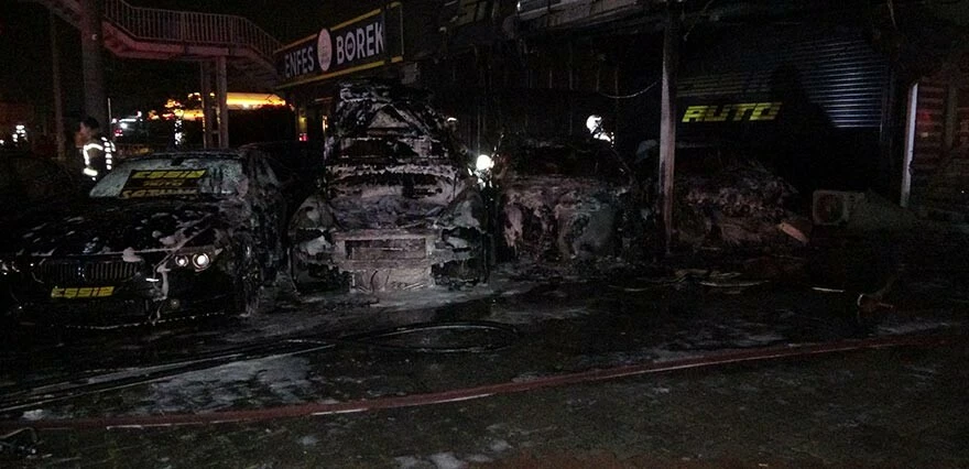 Önce kurşunlandı, sonra alev alev yandı! Milyonluk otomobiller kül oldu