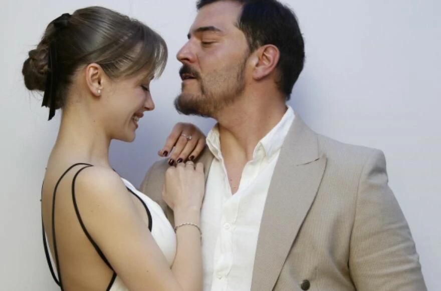 Kuruluş Osman dizisinde tanışan iki oyuncu nişanlandı! Törene ünlü isim yağdı!