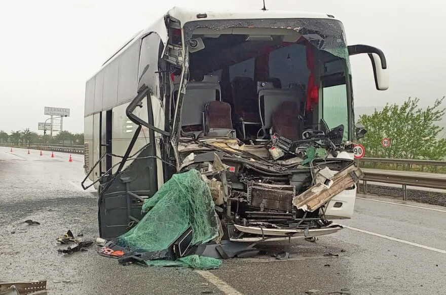 Öğrenci tur otobüsü tıra çarptı! Onlarca yaralı var
