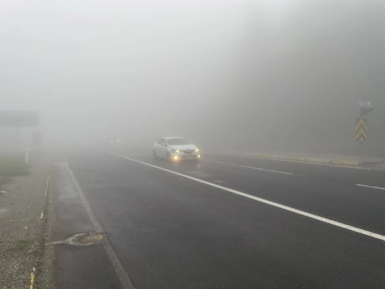 Bolu dağında göz gözü görmüyor! Sis ve sağanak yağış görüş mesafesini düşürdü