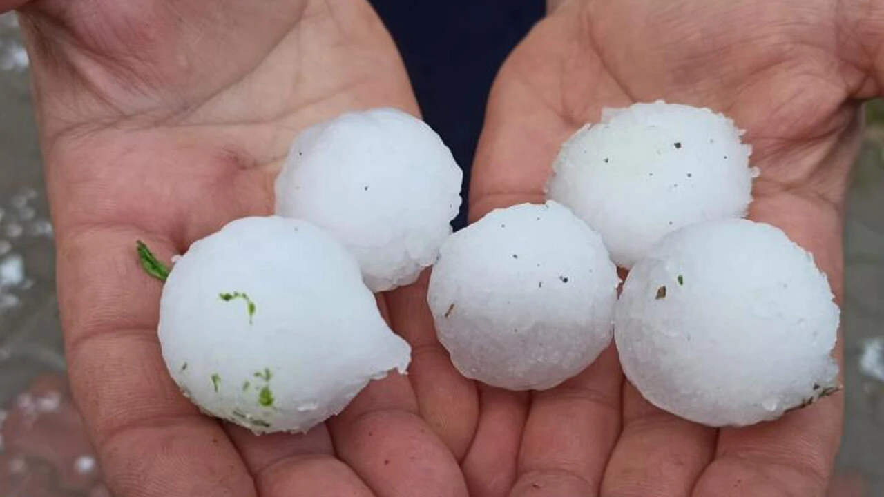 Bir anda başladı, hayatı felç etti: Ceviz büyüklüğünde doluyu gören şaşkınlığını gizleyemedi