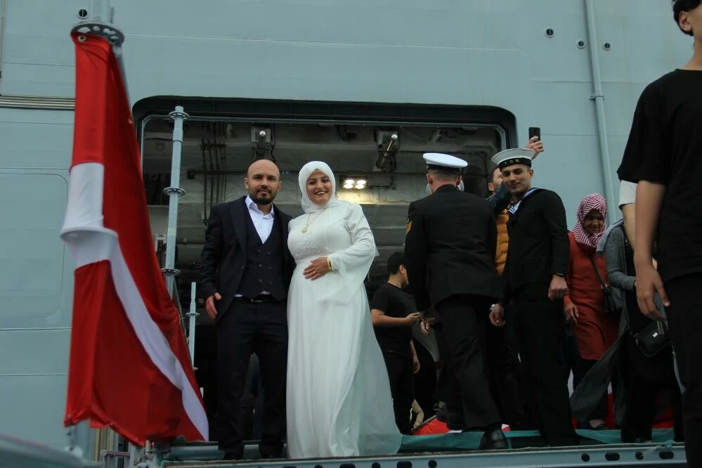 Gelinle damat TCG Anadolu'yu tercih etti: Hafızalardan silinmeyecek anılar kaldı