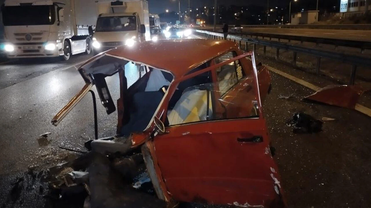 Makas atarken 4 araca çarptı, ortadan ikiye ayrıldı
