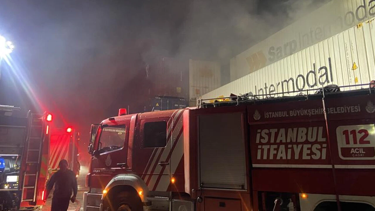 Büyükçekmece’de korkutan yangın: Lojistik deposu alevlere teslim oldu
