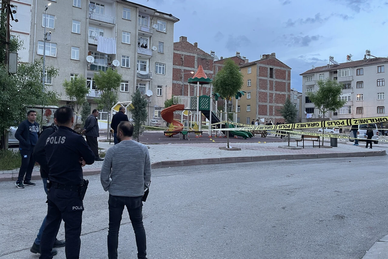 Çocuk parkında pompalı tüfekle saldırı düzenlediler: 3 yaralı