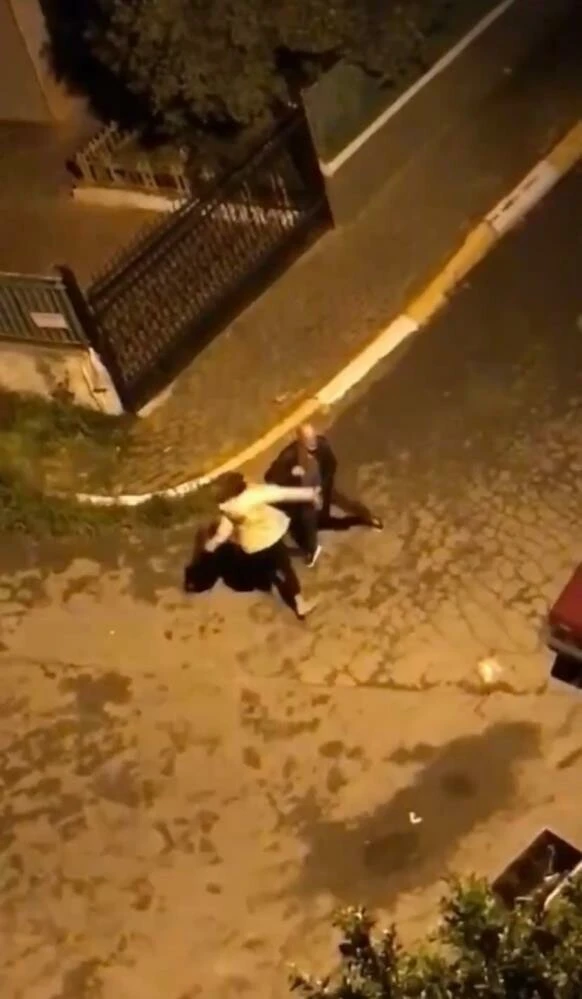 Bu kez de kadın şiddeti: Erkeği sokak ortasında dövdü