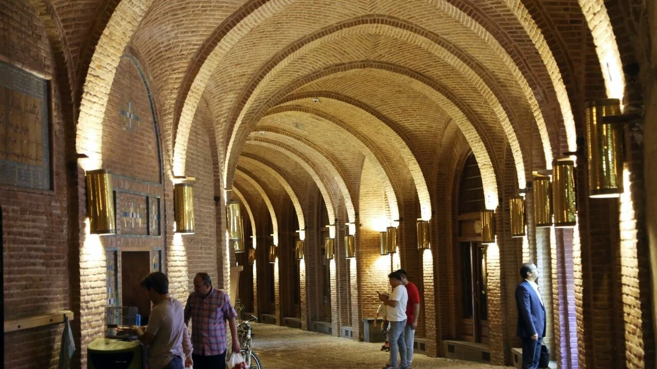 Emeklilik maaşlarının ödenemediği ülkede tarihi kervansaraylar, kaleler satışta