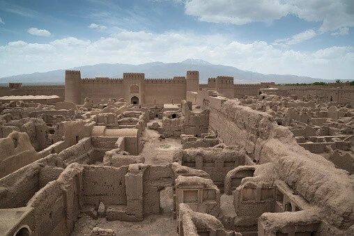 Emeklilik maaşlarının ödenemediği ülkede tarihi kervansaraylar, kaleler satışta