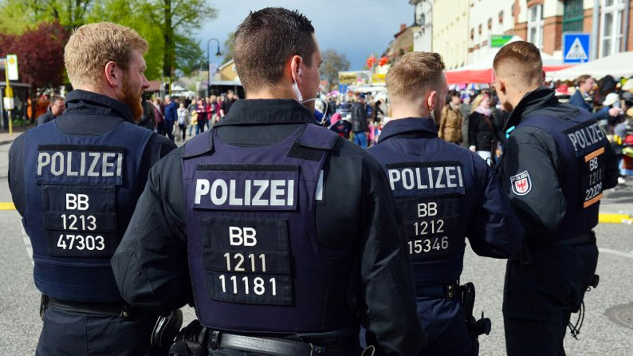 Almanya&#039;da ırkçılık okullara kadar indi çocuklar polis eşliğinde evlerine döndü
