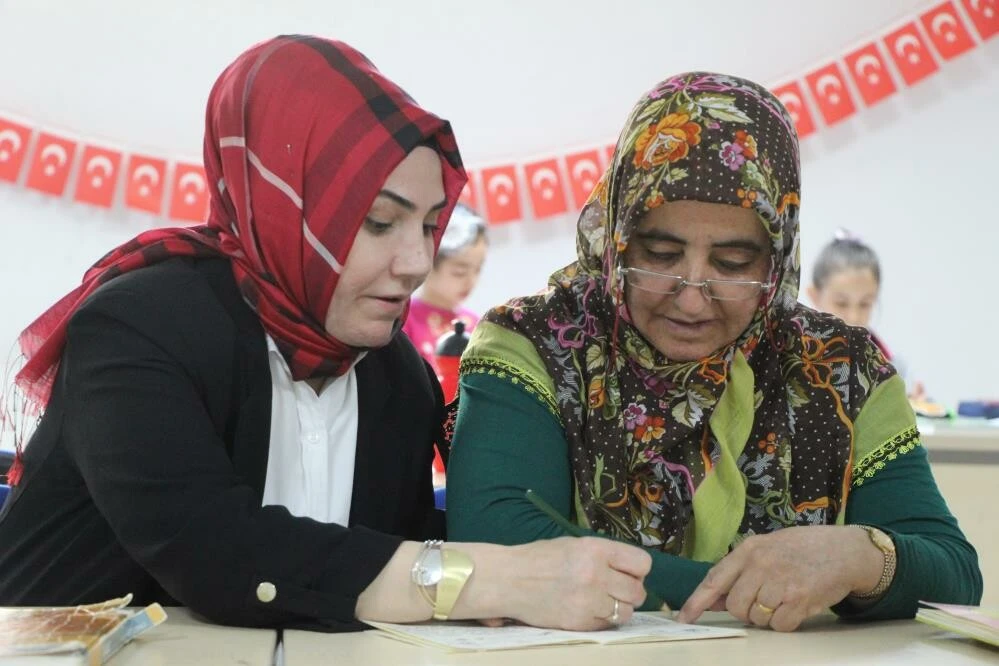 KYK yurdunda kalan Hayriye teyze okuma yazma öğrendi